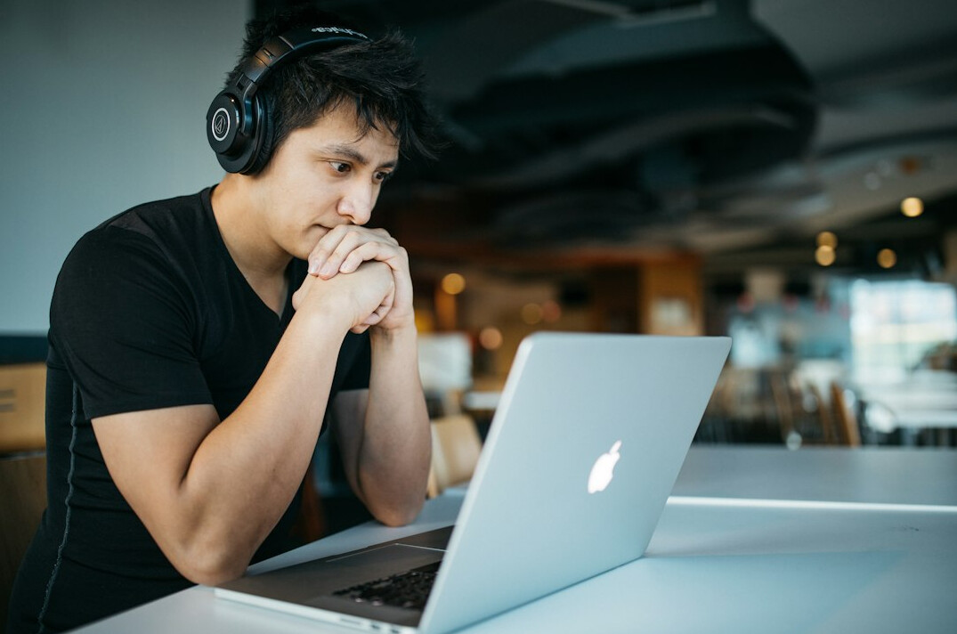 student learning online course